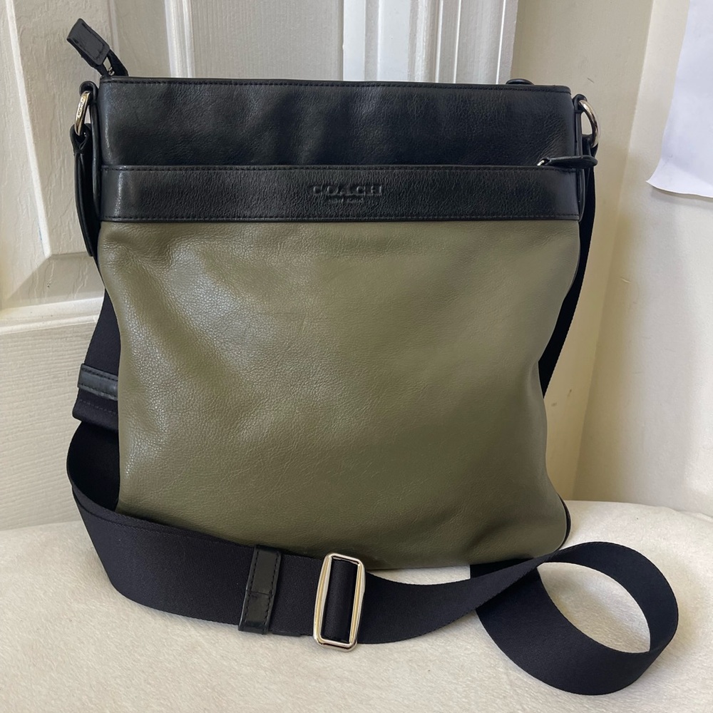 Coach Bowery Olive & Black Leather Messenger Crossbody EUC